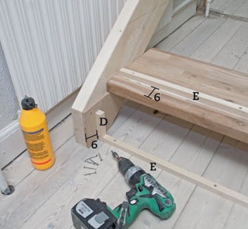 Bygga trappa: Montera stödlister D och E på golvet och vangstyckena Bygga trappa: Montera stödlister D och E på golvet och vangstyckena